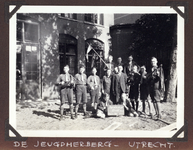 839144 Afbeelding van de opening van de Jeugdherberg van de Stichting De Utrechtse Jeugdherberg (Minstraat 14A) te ...
